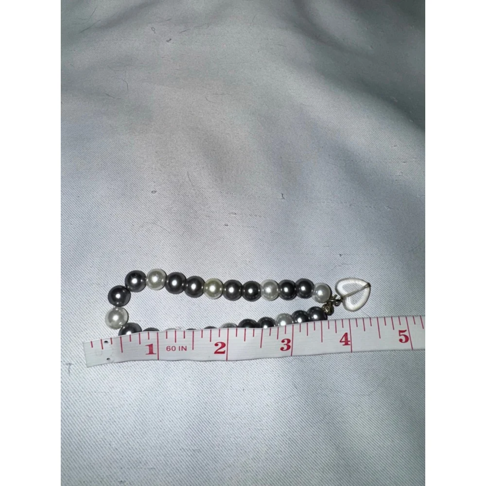 Two-Tone Pearl Stretch Bracelet Grey White Heart Charm Classic Minimalist Preppy